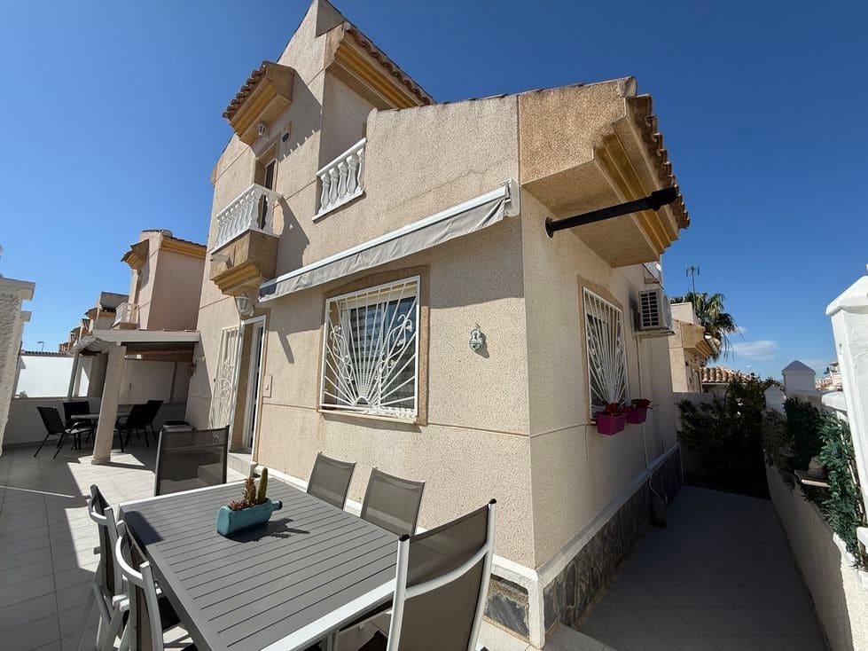 3 bedroom Villa for sale in Rojales with pool - € 239,000 (Ref: 9782119)