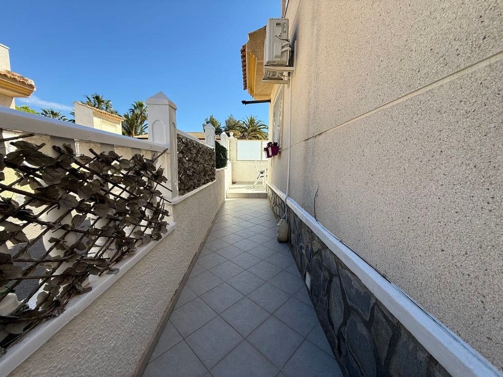 3 bedroom Villa for sale in Rojales with pool - € 239,000 (Ref: 9782119)