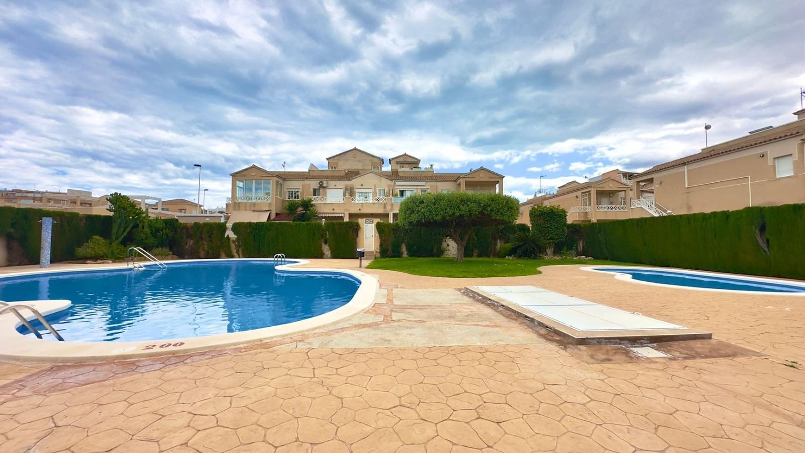 2 bedroom Bungalow for sale in Torrevieja with pool - € 197,900 (Ref: 9783736)