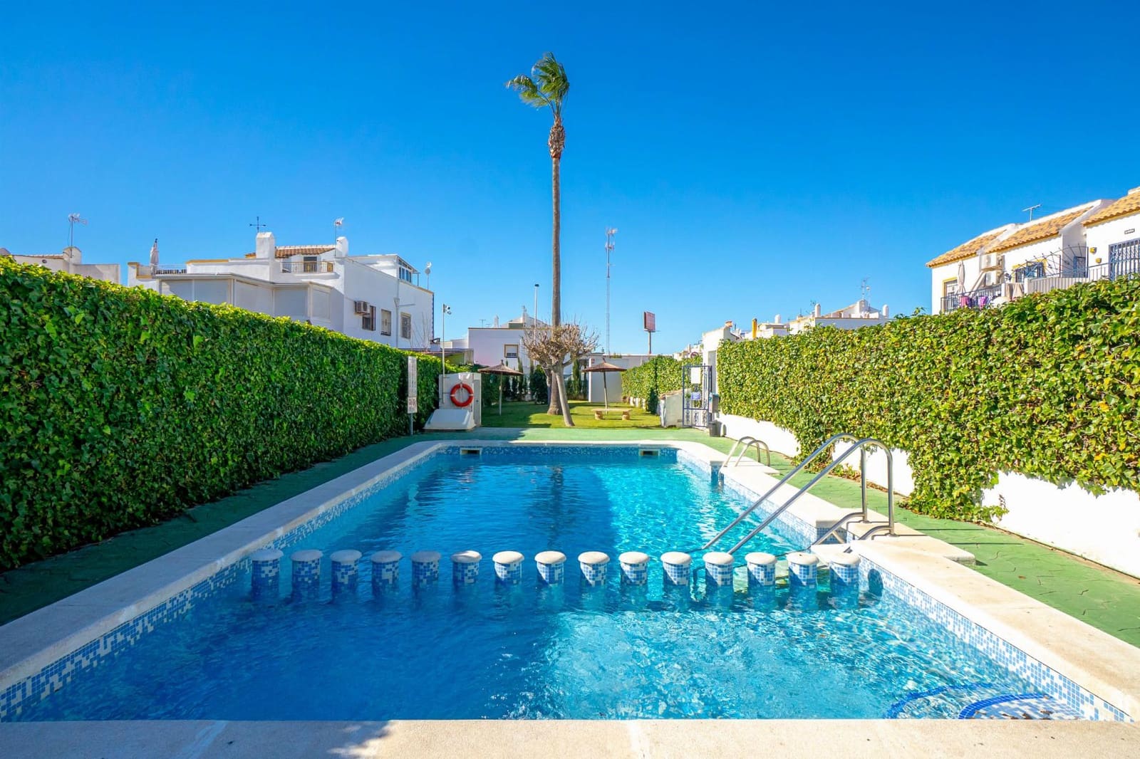 2 chambre Bungalow à vendre à Torrevieja avec piscine - 135 000 € (Ref: 9791315)