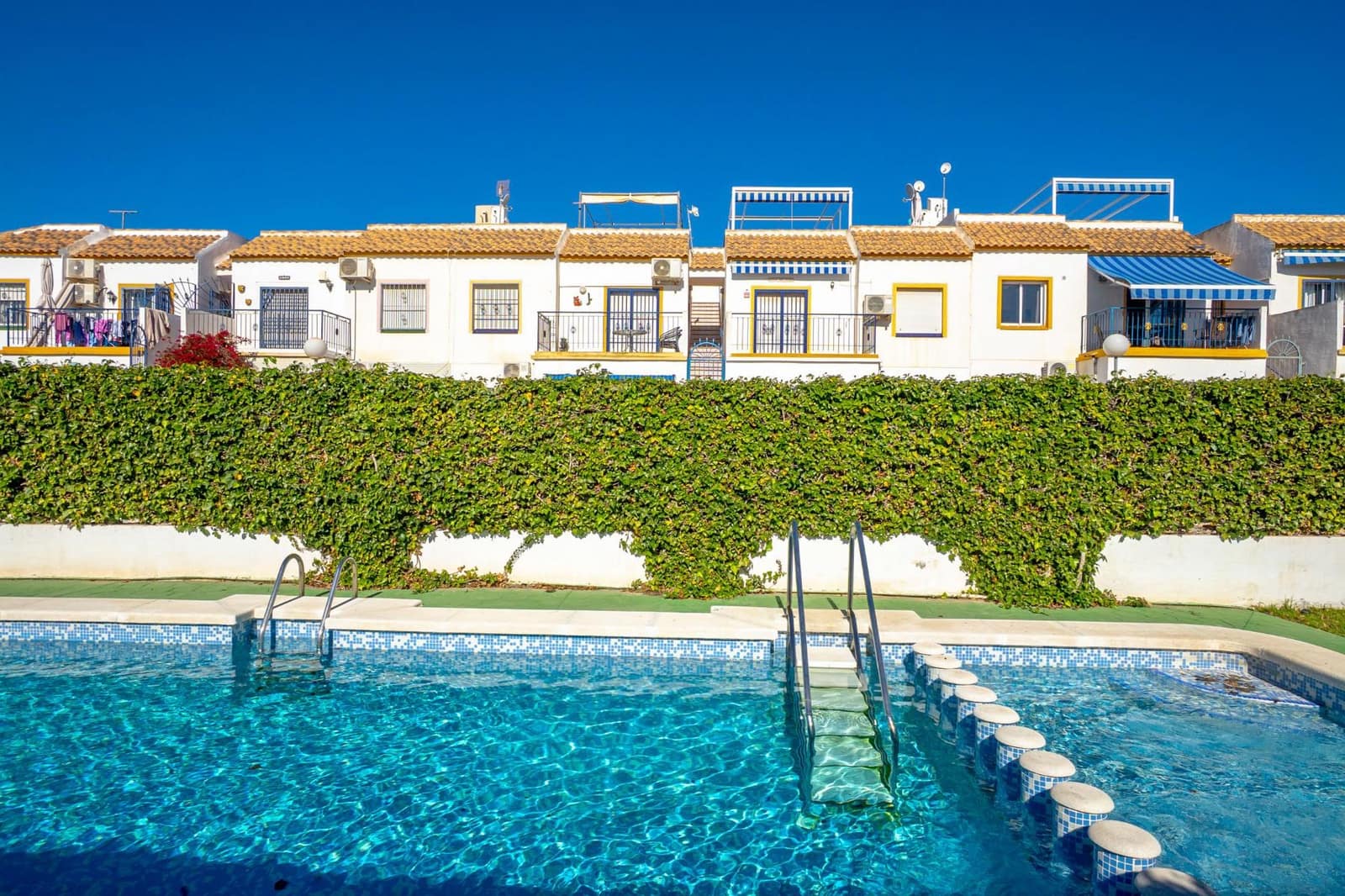 2 chambre Bungalow à vendre à Torrevieja avec piscine - 135 000 € (Ref: 9791315)