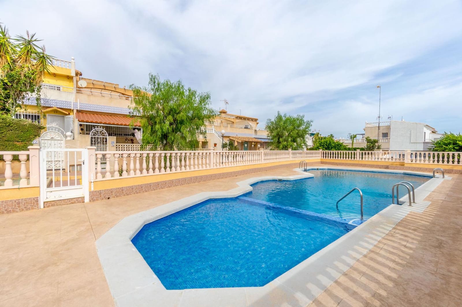 3 soveværelse Byhus til salg i Torrevieja med swimmingpool garage - € 255.000 (Ref: 9791317)