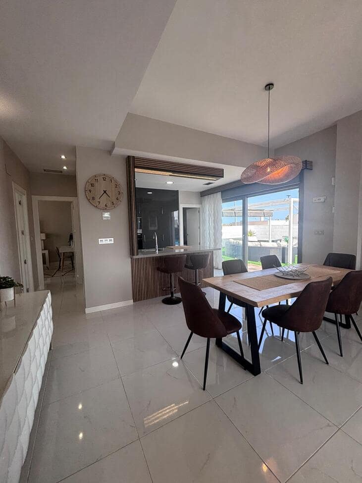 5 bedroom Villa for sale in Villamartin with pool - € 699,000 (Ref: 9799648)