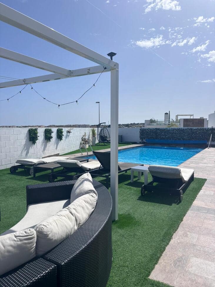 5 bedroom Villa for sale in Villamartin with pool - € 699,000 (Ref: 9799648)