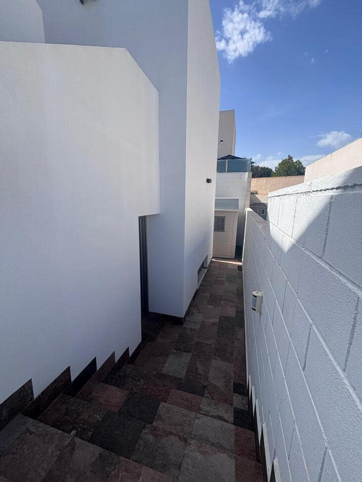 5 bedroom Villa for sale in Villamartin with pool - € 699,000 (Ref: 9799648)