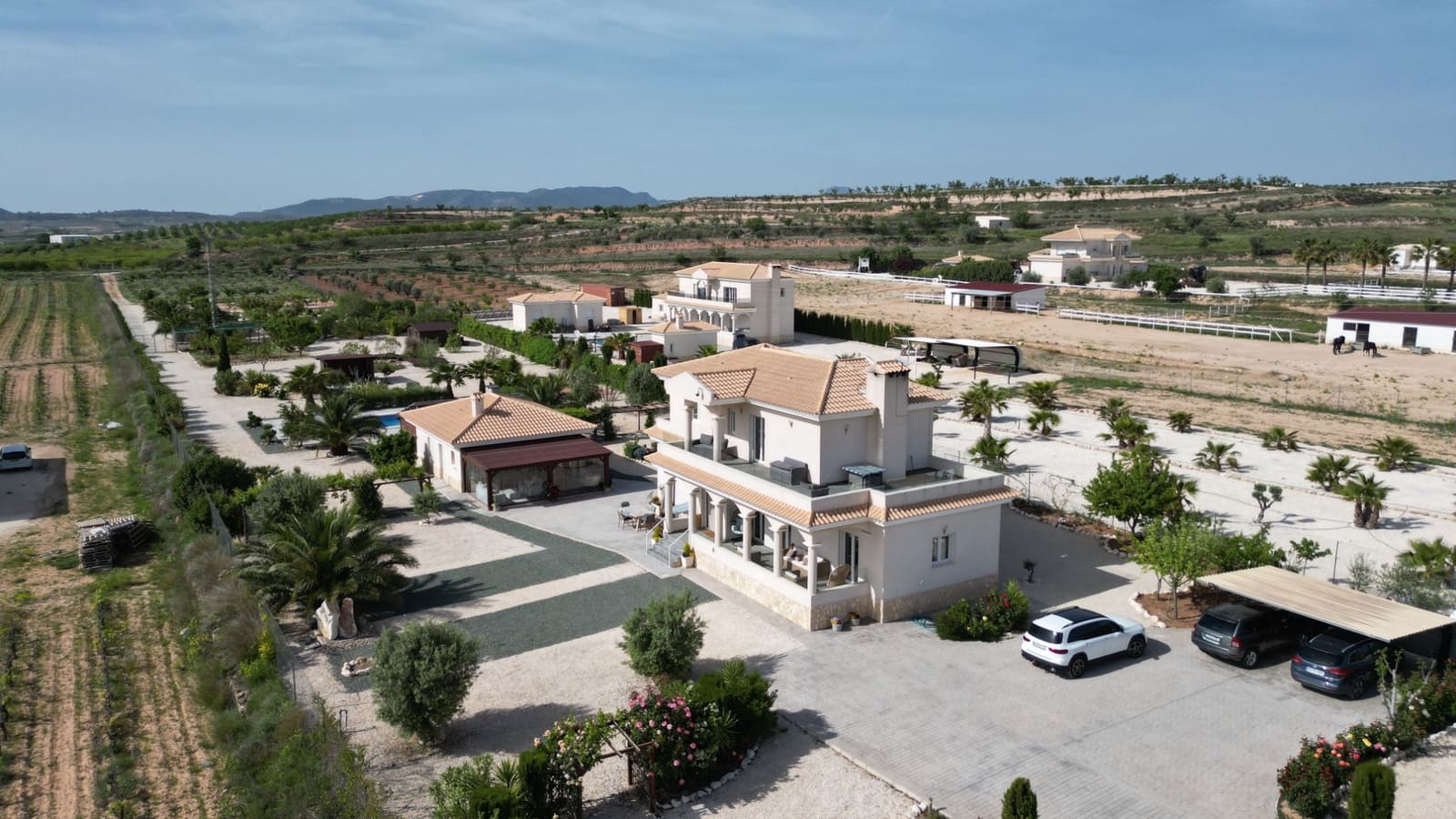 4 makuuhuone Huvila myytävänä paikassa Pinoso mukana uima-altaan 
autotalli - 649 950 € (Ref: 9799649)