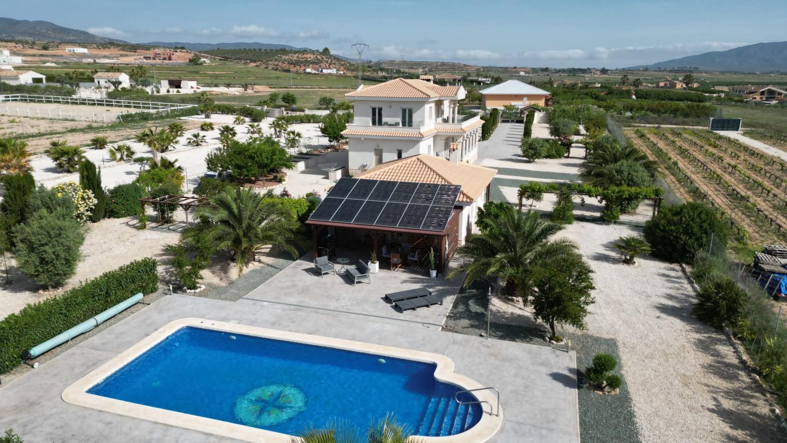 4 makuuhuone Huvila myytävänä paikassa Pinoso mukana uima-altaan 
autotalli - 649 950 € (Ref: 9799649)