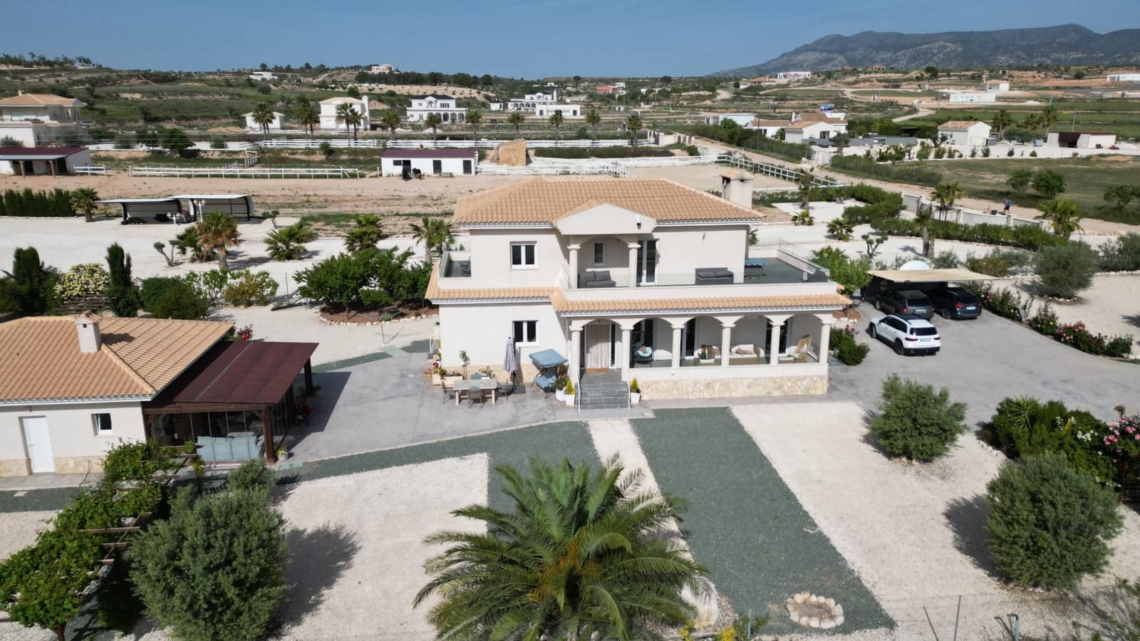 4 makuuhuone Huvila myytävänä paikassa Pinoso mukana uima-altaan 
autotalli - 649 950 € (Ref: 9799649)