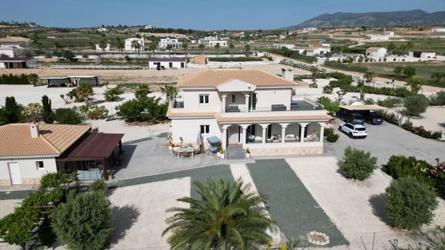 4 makuuhuone Huvila myytävänä paikassa Pinoso mukana uima-altaan 
autotalli - 649 950 € (Ref: 9799649)