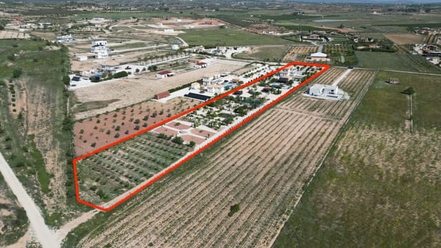 4 makuuhuone Huvila myytävänä paikassa Pinoso mukana uima-altaan 
autotalli - 649 950 € (Ref: 9799649)