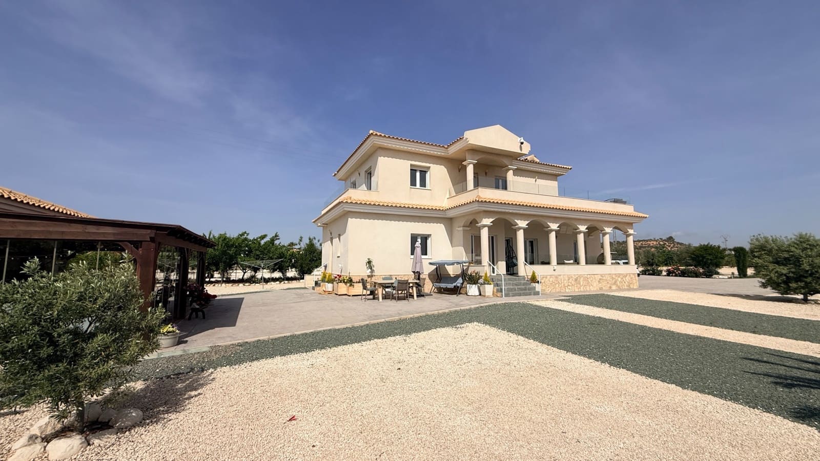 4 makuuhuone Huvila myytävänä paikassa Pinoso mukana uima-altaan 
autotalli - 649 950 € (Ref: 9799649)