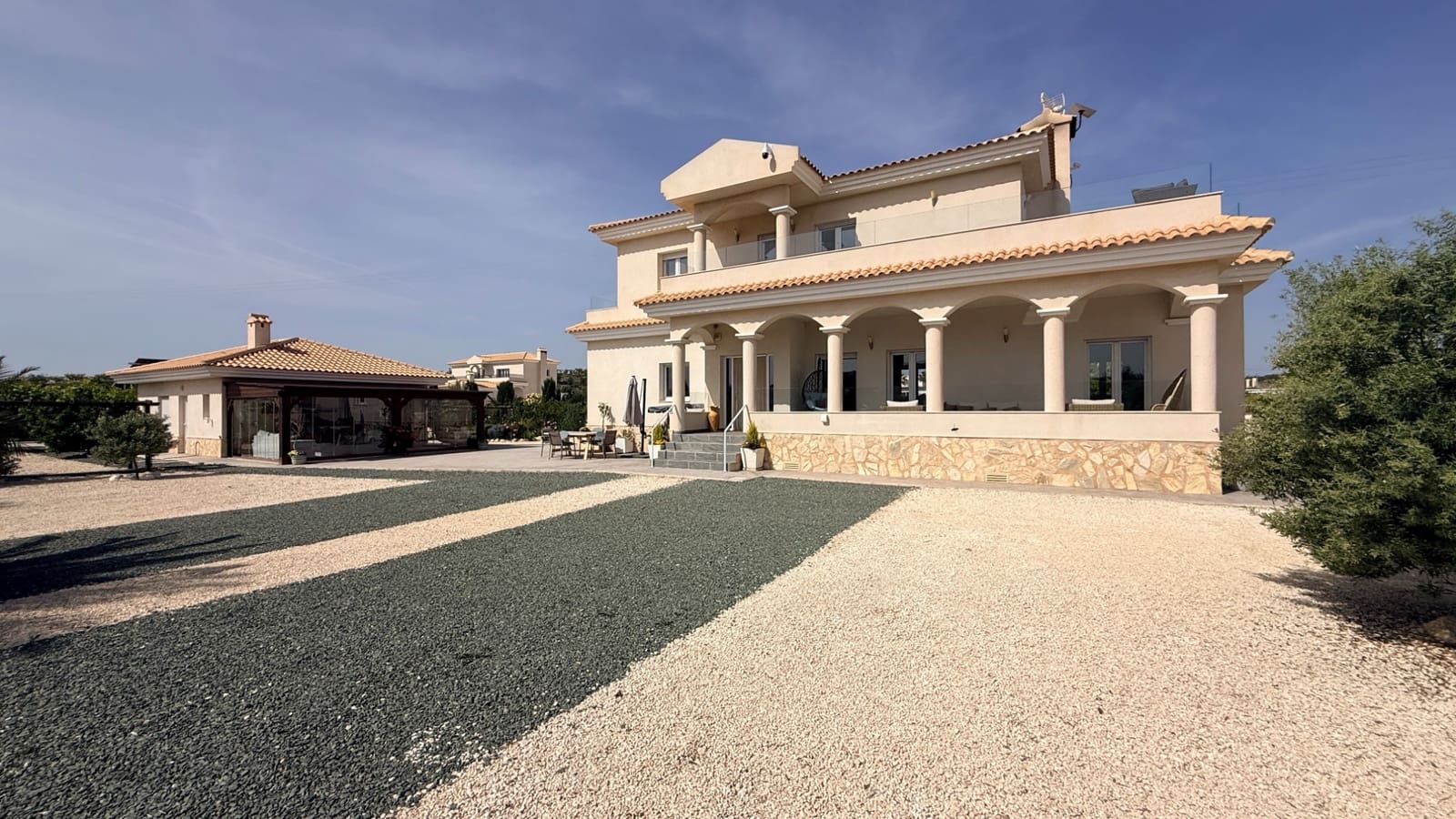 4 makuuhuone Huvila myytävänä paikassa Pinoso mukana uima-altaan 
autotalli - 649 950 € (Ref: 9799649)