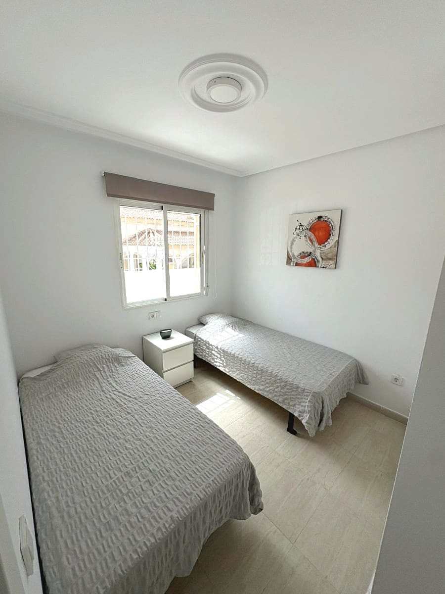 2 soverom Kjedet enebolig til salgs i Ciudad Quesada med svømmebasseng - € 199 995 (Ref: 9812438)