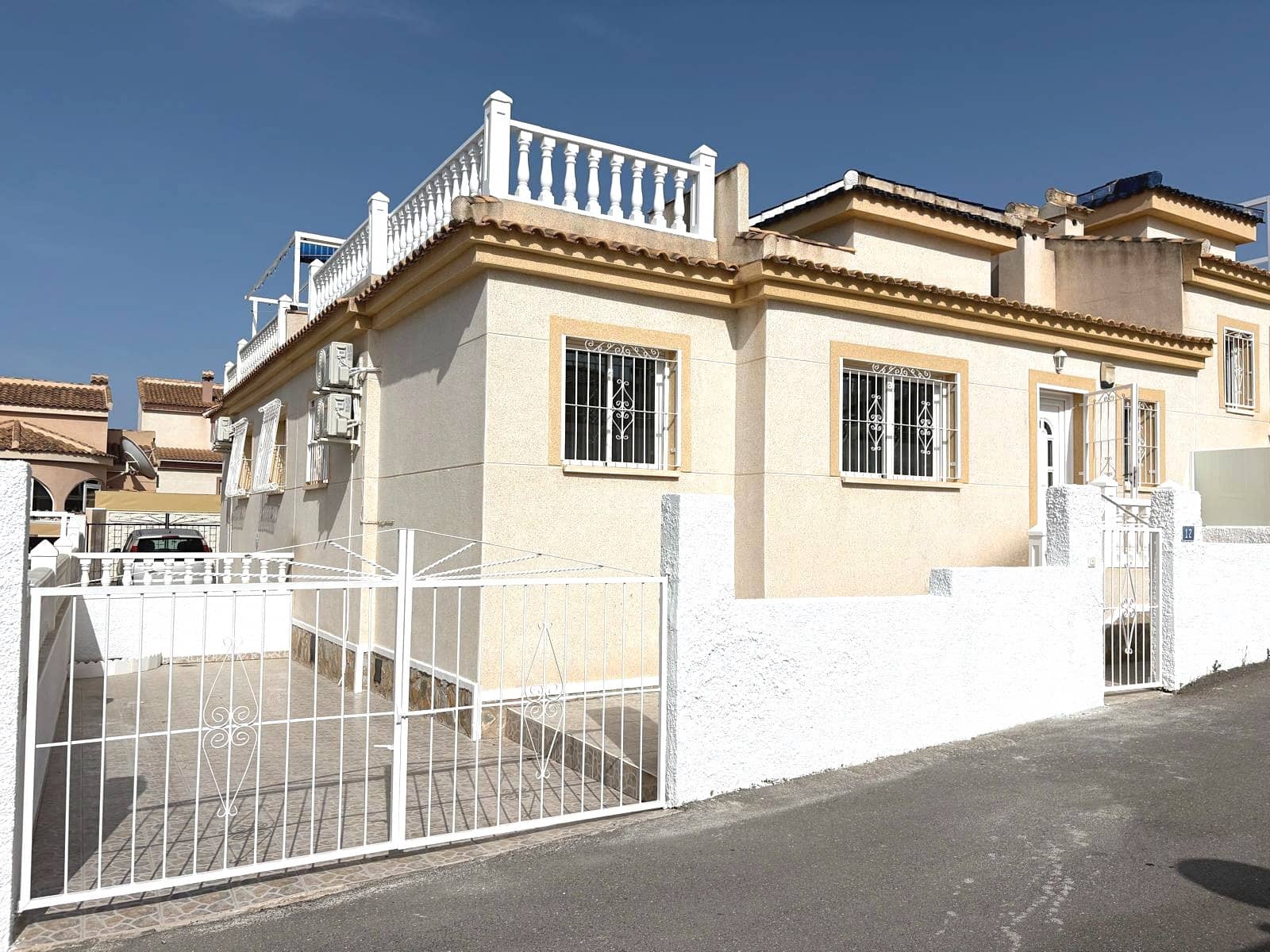 2 soverom Kjedet enebolig til salgs i Ciudad Quesada med svømmebasseng - € 199 995 (Ref: 9812438)