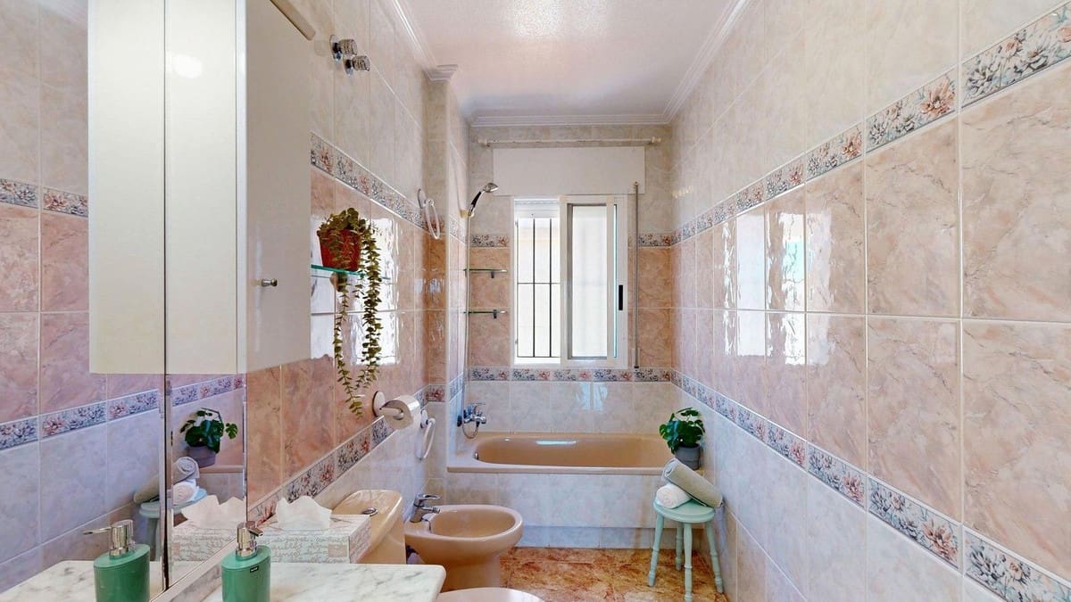 Casa de 3 habitaciones en Pilar de la Horadada en venta - 230.000 € (Ref: 9813949)
