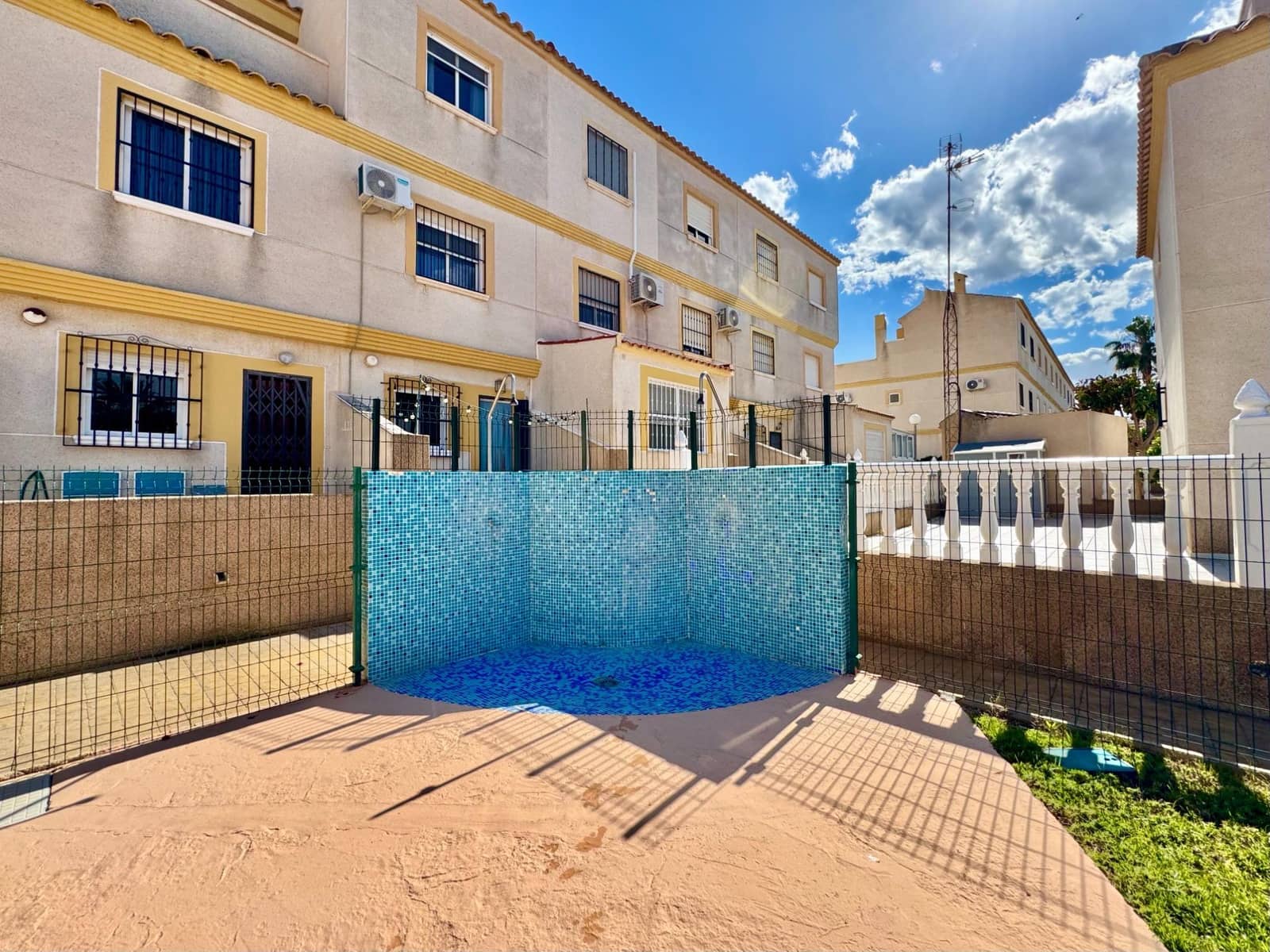 3 soverom Hus til salgs i Orihuela Costa med svømmebasseng - € 185 000 (Ref: 9855894)