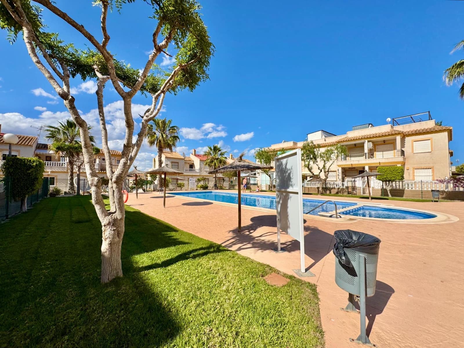 3 soverom Hus til salgs i Orihuela Costa med svømmebasseng - € 185 000 (Ref: 9855894)