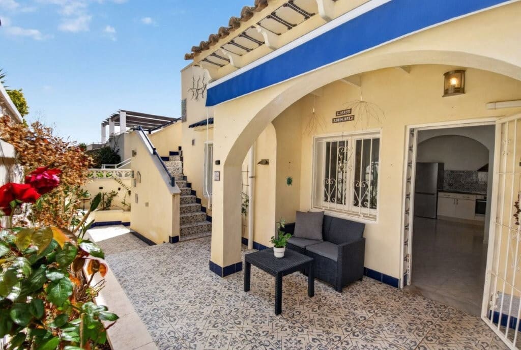 4 soveværelse Byhus til salg i Torrevieja med swimmingpool - € 185.000 (Ref: 9855911)