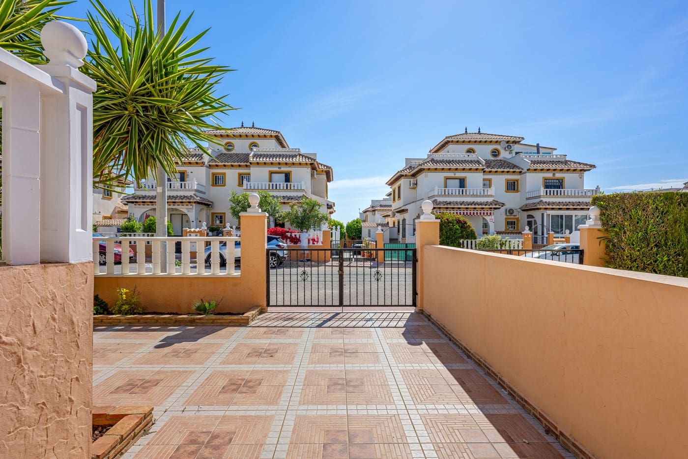 2 slaapkamer Rijtjeshuis te koop in Cabo Roig met zwembad - € 219.000 (Ref: 9857721)