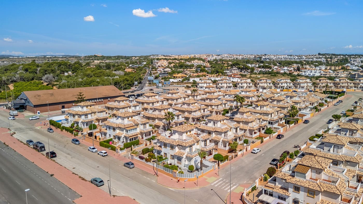 2 slaapkamer Rijtjeshuis te koop in Cabo Roig met zwembad - € 219.000 (Ref: 9857721)