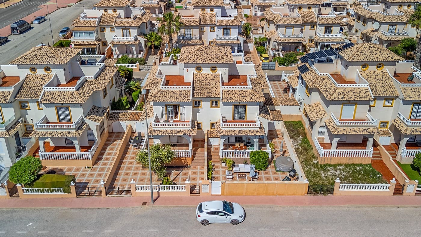 2 slaapkamer Rijtjeshuis te koop in Cabo Roig met zwembad - € 219.000 (Ref: 9857721)