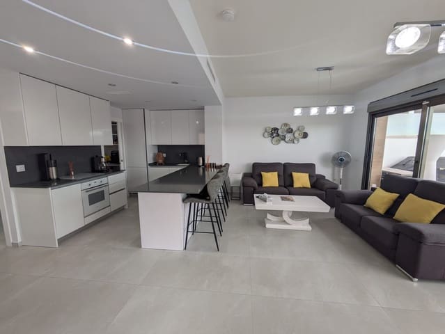 Villa til salgs i Villamartin, Orihuela med svømmebasseng garasje - € 625 000 (Ref: 9953905)