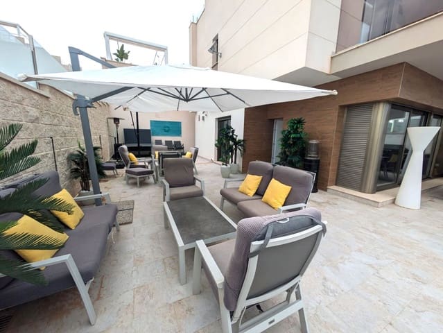 Villa til salgs i Villamartin, Orihuela med svømmebasseng garasje - € 625 000 (Ref: 9953905)