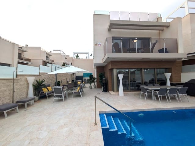 Villa til salgs i Villamartin, Orihuela med svømmebasseng garasje - € 625 000 (Ref: 9953905)