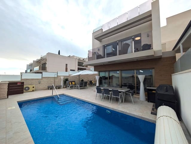 Villa til salgs i Villamartin, Orihuela med svømmebasseng garasje - € 625 000 (Ref: 9953905)