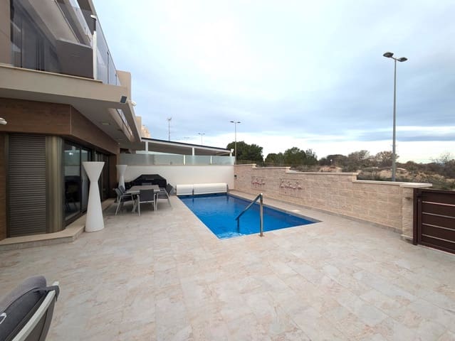 Villa til salgs i Villamartin, Orihuela med svømmebasseng garasje - € 625 000 (Ref: 9953905)