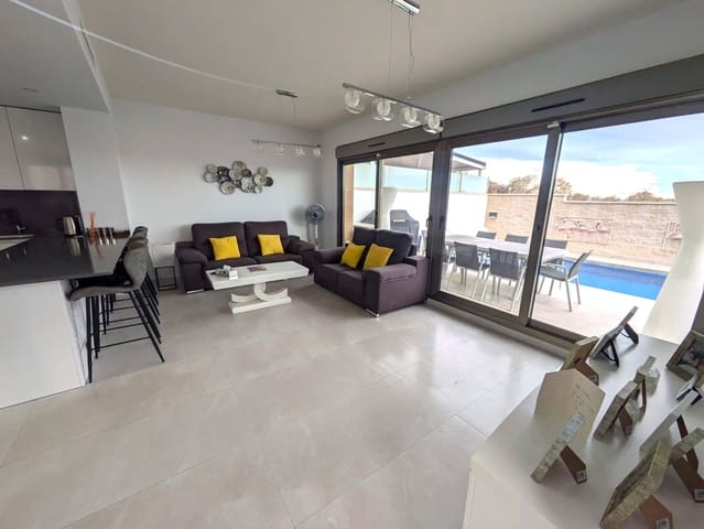 Villa til salgs i Villamartin, Orihuela med svømmebasseng garasje - € 625 000 (Ref: 9953905)