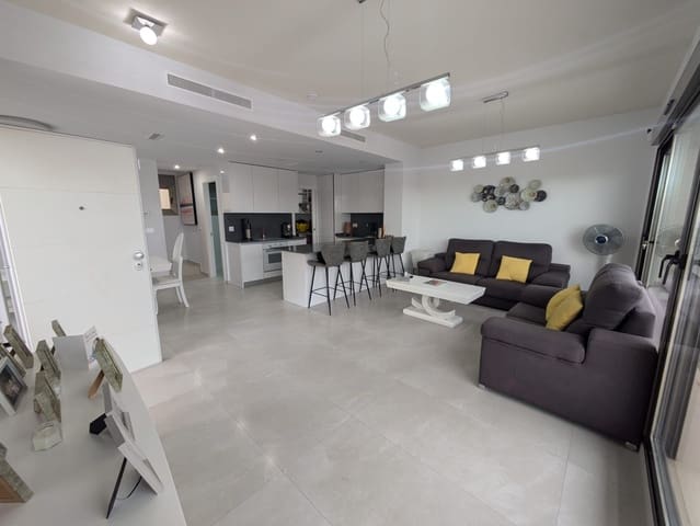 Villa til salgs i Villamartin, Orihuela med svømmebasseng garasje - € 625 000 (Ref: 9953905)