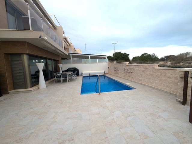 Villa til salgs i Villamartin, Orihuela med svømmebasseng garasje - € 625 000 (Ref: 9953905)