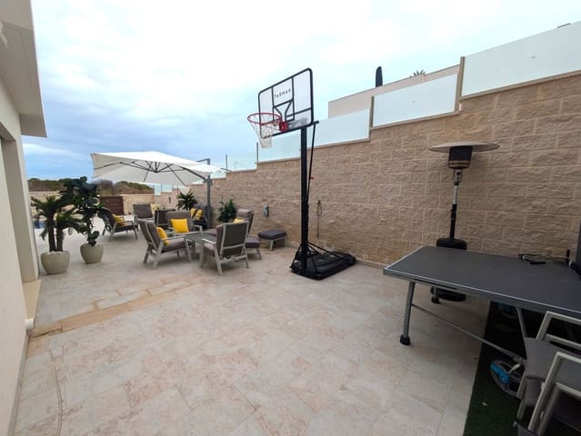 Villa til salgs i Villamartin, Orihuela med svømmebasseng garasje - € 625 000 (Ref: 9953905)
