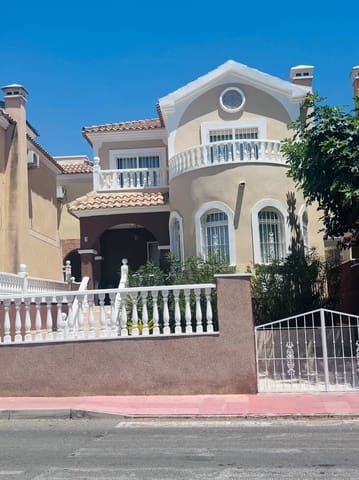 3 soverom Villa til salgs i Villamartin, Orihuela med svømmebasseng garasje - € 250 000 (Ref: 9955352)
