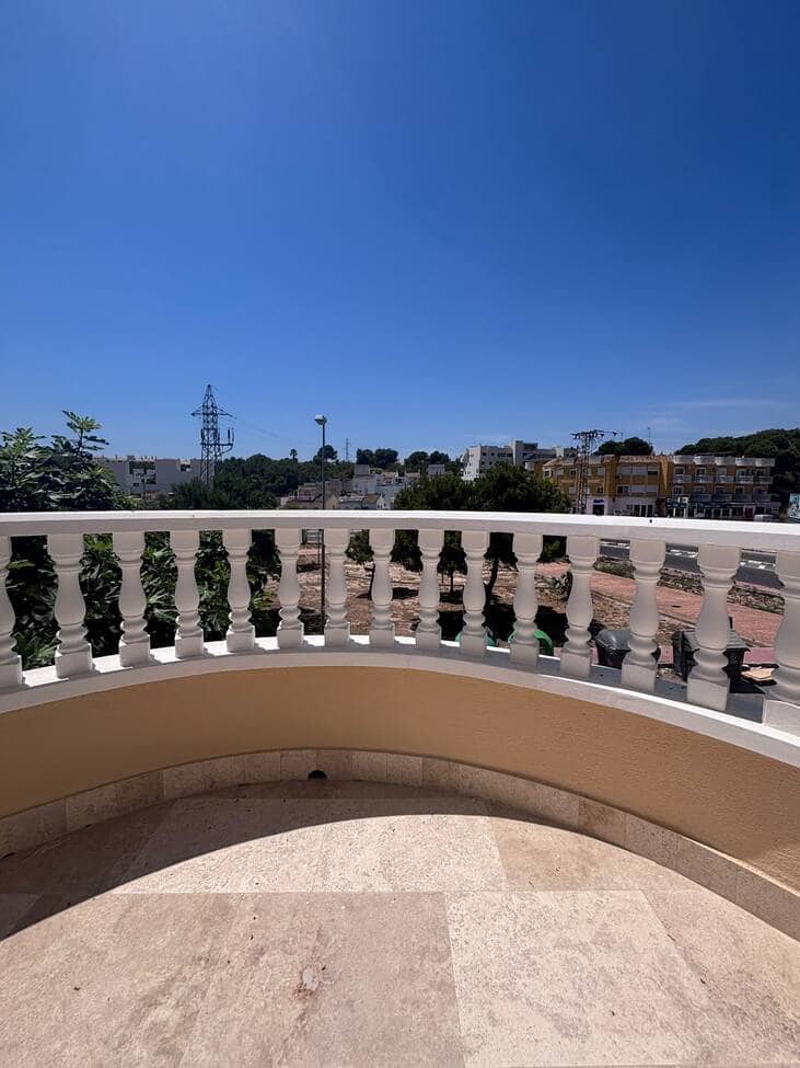 3 bedroom Villa for sale in Villamartin with pool garage - € 250,000 (Ref: 9955352)