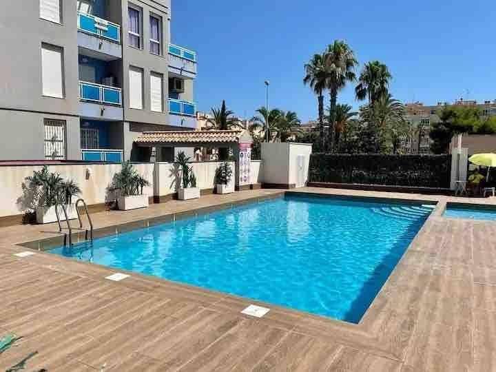2 soveværelse Lejlighed til salg i Torrevieja med swimmingpool garage - € 199.900 (Ref: 9973552)
