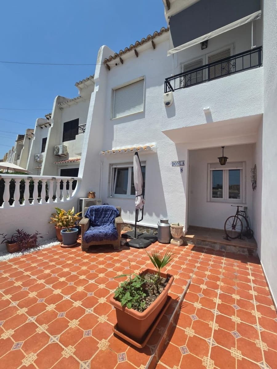 3 soverom Hus til salgs i Torrevieja med svømmebasseng - € 272 000 (Ref: 9979188)