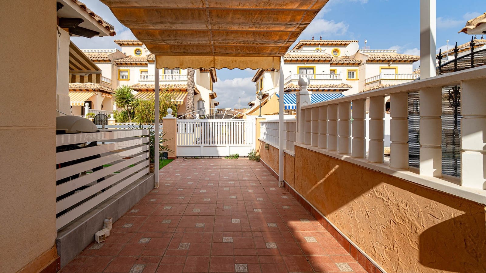 3 soveværelse Semi-Rækkehus til salg i Orihuela Costa med swimmingpool garage - € 269.900 (Ref: 9995944)