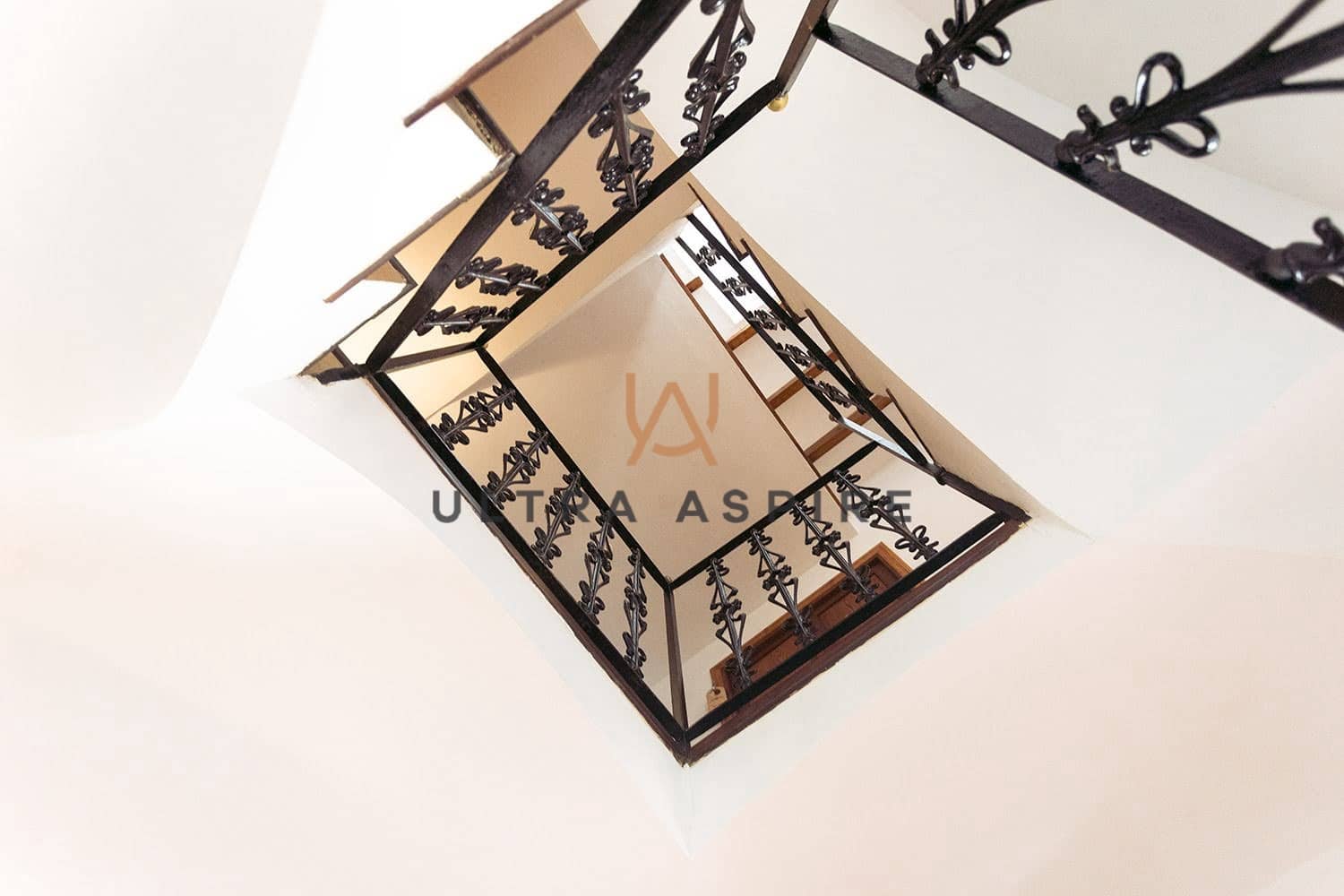 8 bedroom Commercial for sale in Estellenchs with garage - € 2,600,000 (Ref: 9291248)