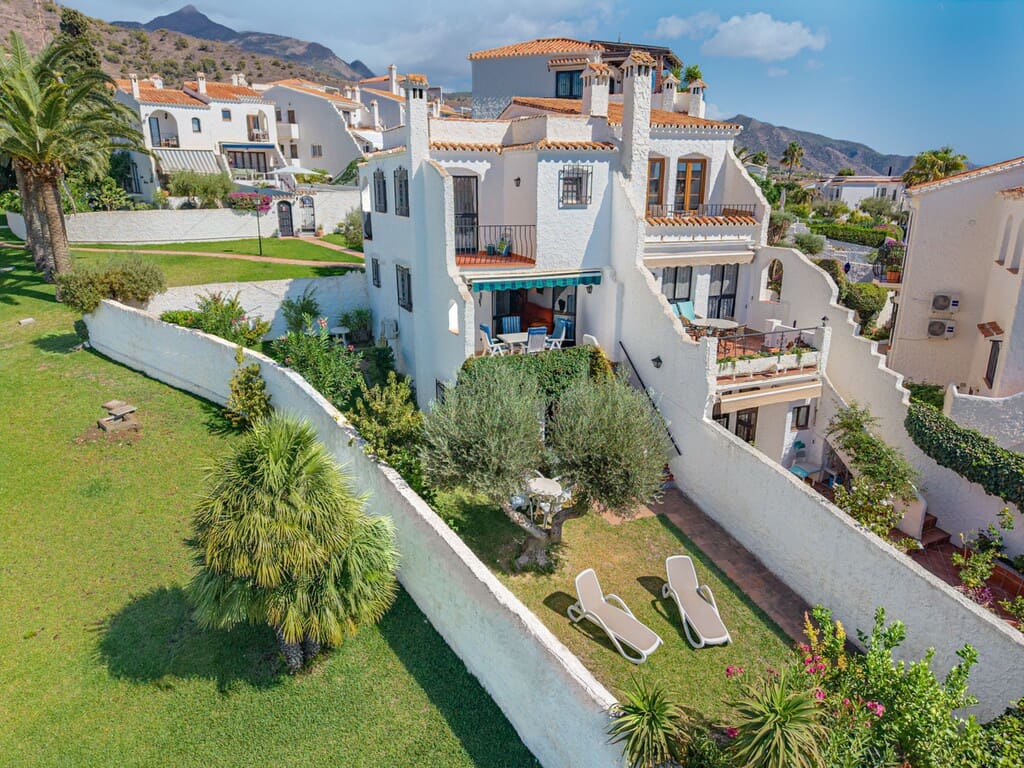 3 slaapkamer Halfvrijstaande villa te koop in Nerja met zwembad garage - € 415.000 (Ref: 10157527)