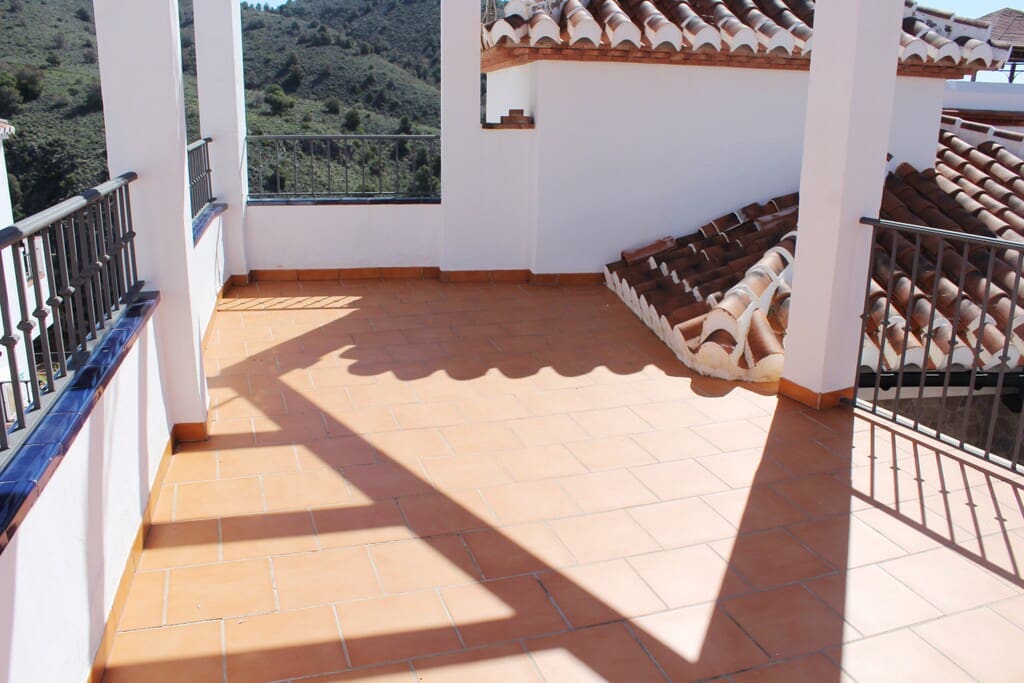 4 bedroom Semi-detached Villa for sale in Frigiliana with pool garage - € 415,000 (Ref: 10157528)