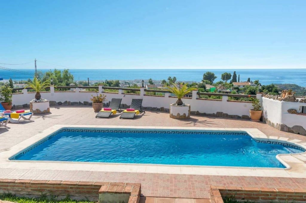 2 soverom Villa til leie i Nerja med svømmebasseng garasje - € 1 800 (Ref: 5173520)