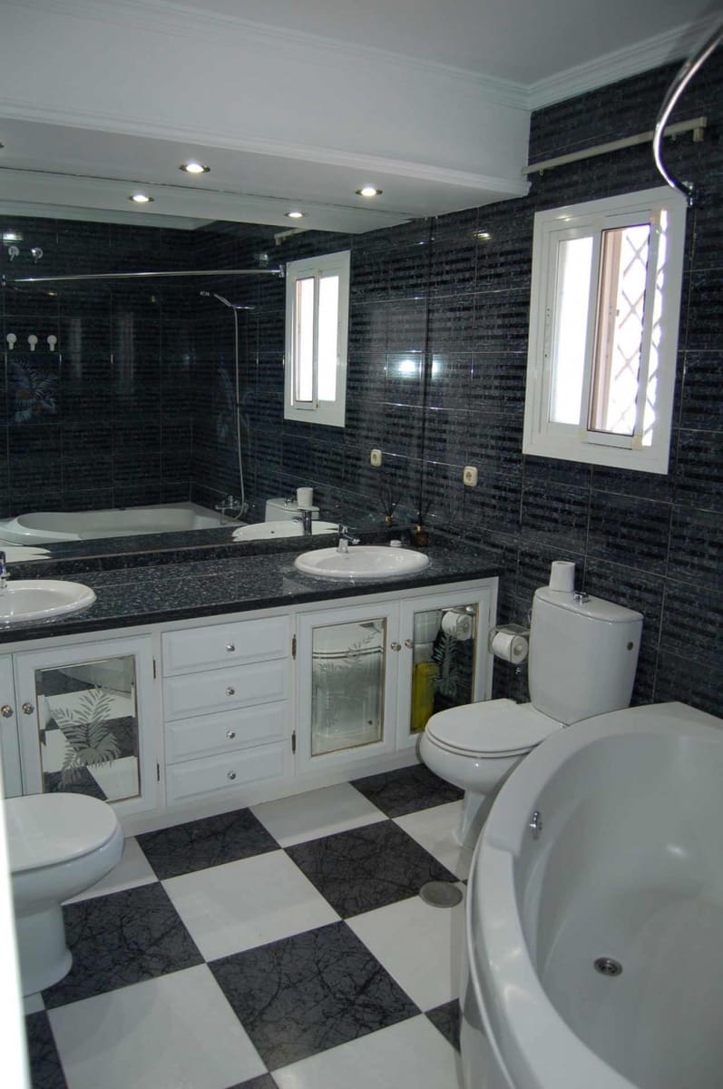 3 sypialnia Dom na sprzedaż w Nerja z basenem garażem - 490 000 € (Ref: 5384825)