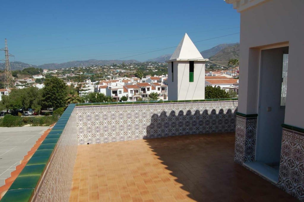 3 sypialnia Dom na sprzedaż w Nerja z basenem garażem - 490 000 € (Ref: 5384825)