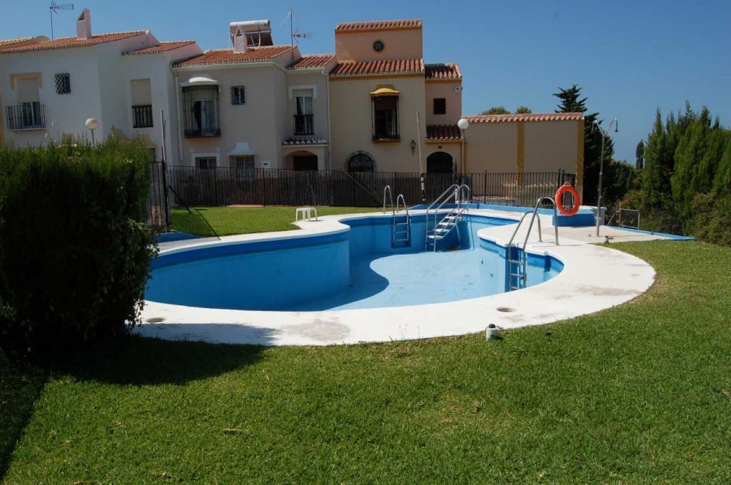 3 sypialnia Dom na sprzedaż w Nerja z basenem garażem - 490 000 € (Ref: 5384825)