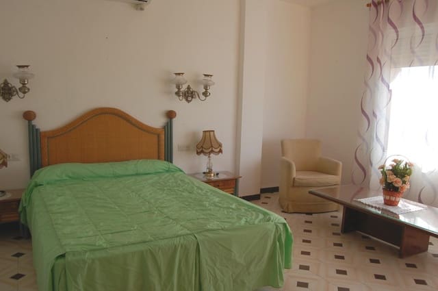 4 quarto Moradia para arrendar em Nerja com piscina - 1 850 € (Ref: 5414350)