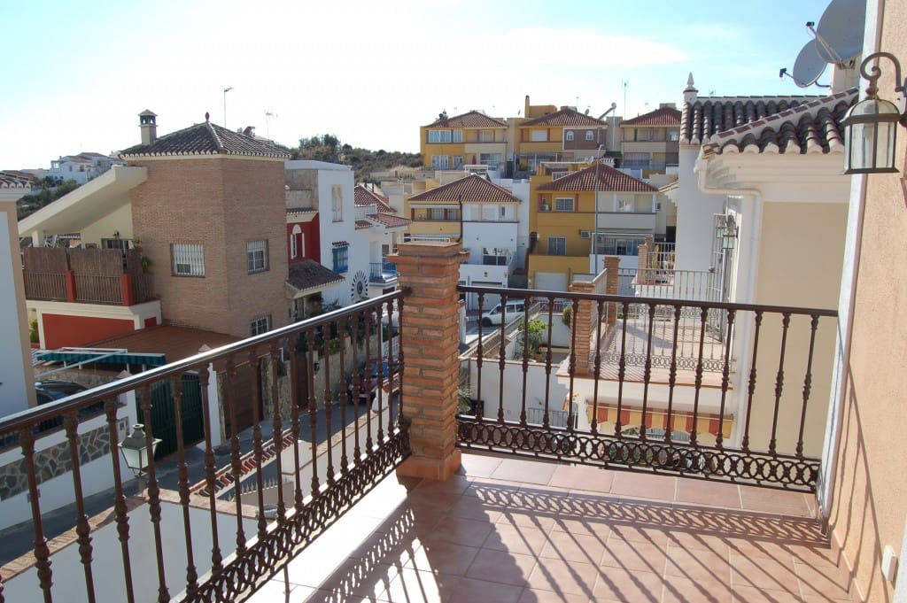 4 sypialnia Willa na sprzedaż w Nerja z basenem garażem - 449 950 € (Ref: 6709427)