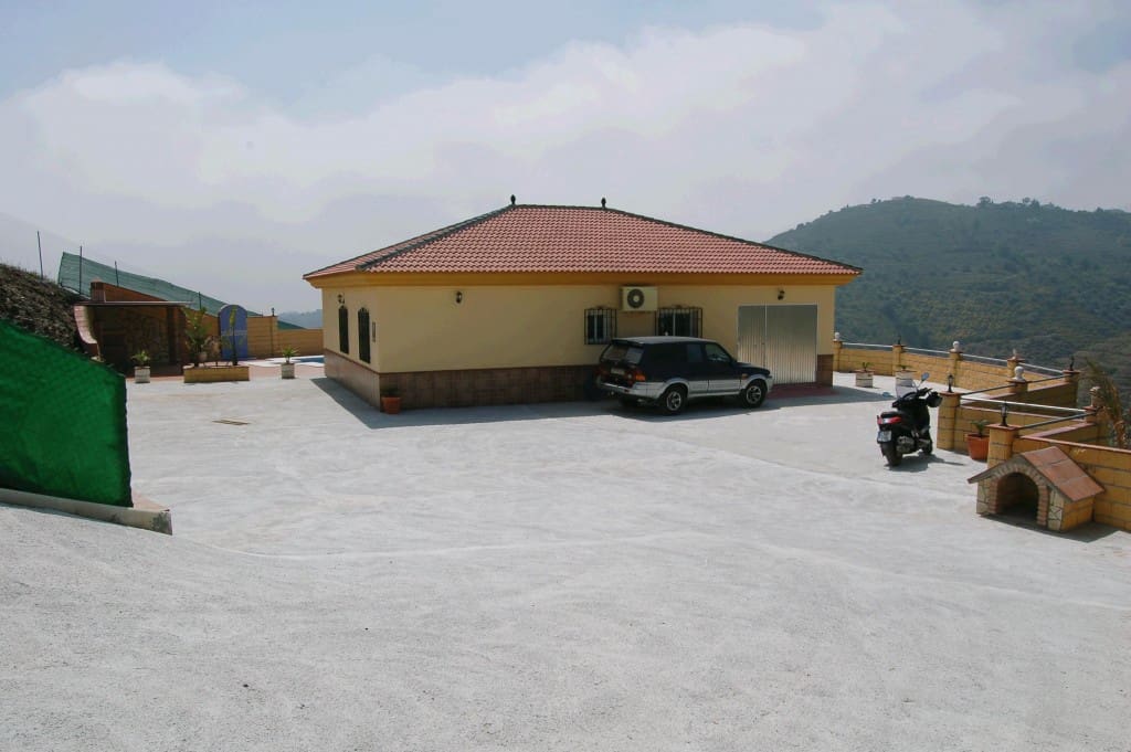 3 bedroom Villa for rent in Torrox with pool garage - € 1,200 (Ref: 6893025)