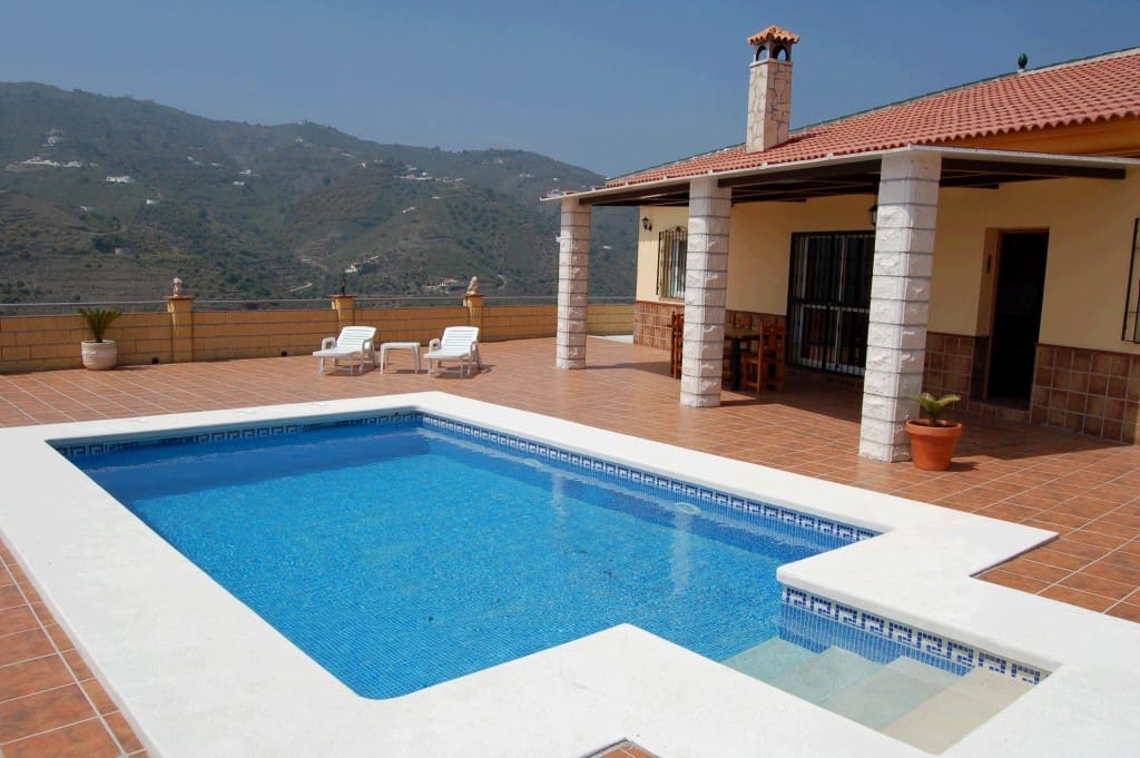 3 bedroom Villa for rent in Torrox with pool garage - € 1,200 (Ref: 6893025)